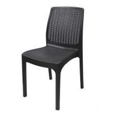Пластиковое кресло на открытом воздухе на открытом воздухе